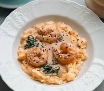 Скрэмбл с креветками, шпинатом и соусом сливочный унаги