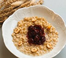 Овсяная каша с вишневым конфитюром и фундуком