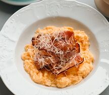 Скрэмбл с беконом и пармезаном