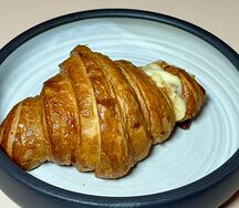 Круассан с заварным кремом