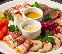 Фирменная мясная тарелка