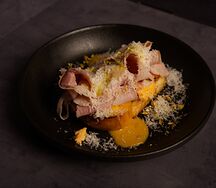Скрэмбл с ветчиной и пармезаном