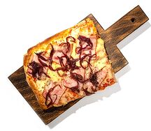 Пиццета с беконом и томленым луком