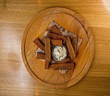 Гренки с чесночным соусом