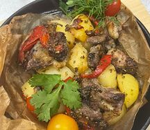 Баранина, запеченная на сковороде с помидорами, отварным картофелем и зеленью