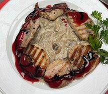 Жареные медальоны из cвинoй вырезки с шампиньонами в сливках и соусом из свежей малины
