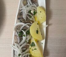 Селедочка с картошечкой и маринованным лучком