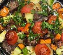 Сковородка с томленой говядиной и овощами в луковом соусе