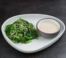 Салат Чука с ореховым соусом