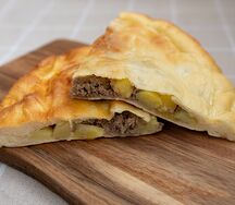 Мясной пирог с картофелем, половинка
