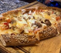 Kuşbaşi kaşarli pide