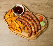 Куриный колбаски с белым луком и зеленью 