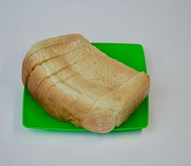 Буханка белого хлеба 