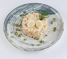 Салат Оливье с форелью
