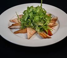 Руккола с куриным филе и домашними сыром