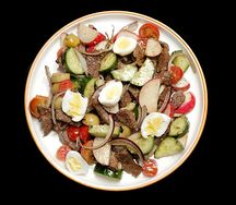 Мясной салат с соусом песто