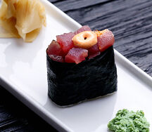 Острый гункан с тунцом