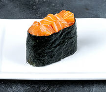 Острый гункан с лососем