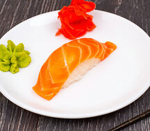 Суши с лососем