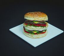 Большой чизбургер с курицей