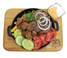 Картофель фри с говядиной и котлетой