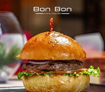 Фирменный бургер от Bon Bon
