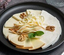 Ассорти из домашних сыров