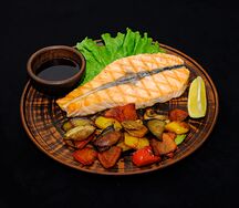 Стейк из лосося с овощами