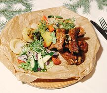 Запеченные свиные ребра с овощами