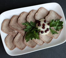 Отварной язык телячий