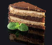 Шоколадный торт с орехами и карамелью