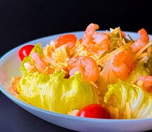 Салат Цезарь с креветками