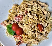 Паста с куриной грудкой и грибами