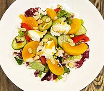 Салат с персиком и куриной грудкой