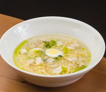 Куриный бульон с лапшой и перепелиным яйцом