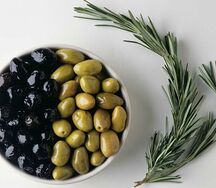 Маслины и оливки