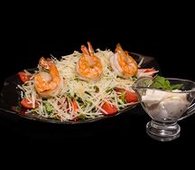 Салат Цезарь с креветками