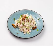Салат с куриной грудкой, яблоком и сельдереем 