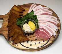 Сало с гренками