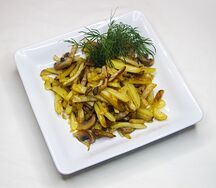 Жареный картофель с луком и грибами
