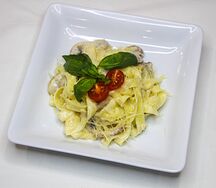 Паста с курицей и грибами