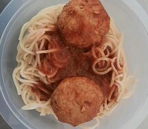 Спагетти с тефтелями в томатном соусе
