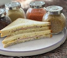 Сэндвич с сыром и ветчиной