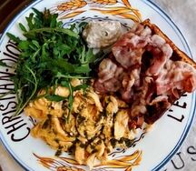 Картофельная вафля со скрэмблом, беконом и соусом цезарь