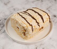 Меренговый рулет с вишней 