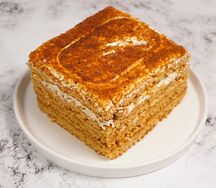 Пирожное Медовик