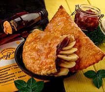 Чебурек с бананом и клубничным джемом