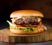 Бургер черри с сыром бри