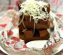 Гренки чесночные с пармезаном и белым соусом