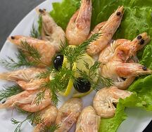 Креветки отварные с лимоном